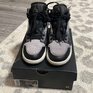 Grade school Jordan 1 mid